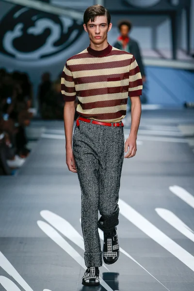 Look 16